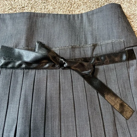 Vintage Gray Pleated Skirt with Black Ribbon Detail - Picture 4 of 6